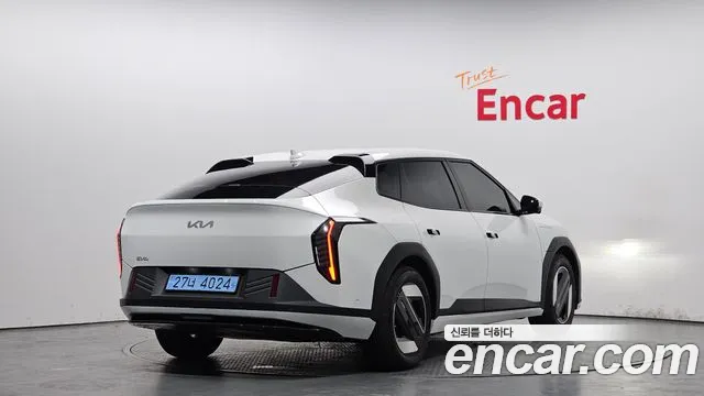 2027 Kia EV4 Long Range 2WD Earth